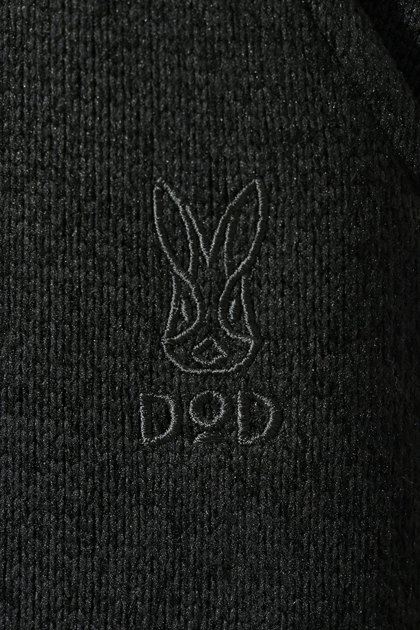 여성) 템프니트 스커트(BLACK)는 가을과 겨울에 어울리는 여성용 니트 스커트입니다. 부드러운 촉감의 두꺼운 니트 소재로 제작되어 따뜻하고 편안한 착용감을 선사합니다. H라인의 레귤러 핏으로 미니멀하고 베이직한 스타일을 연출하며, 일상, 출근룩, 모임룩 등 다양한 TPO에 활용 가능합니다. 무지 디자인의 블랙 컬러로 어떤 상의와도 쉽게 매치하여 클래식하고 캐주얼한 스타일을 완성할 수 있습니다. 템프니트 스커트는 미니멀한 디자인을 선호하는 분들께 추천합니다.
