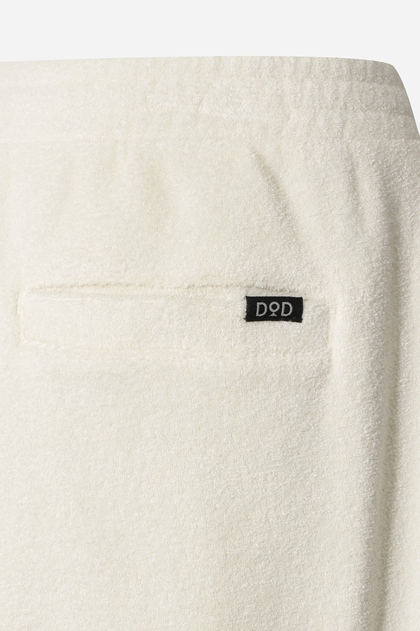 **여성) 테리업 에센셜 팬츠(IVORY)**는 부드러운 테리 소재로 제작되어 편안한 착용감을 선사합니다. 아이보리 컬러의 무지 디자인에 루즈핏으로 제작되어 스포티하면서도 캐주얼한 스타일을 연출합니다. 허리 밴딩과 카고 포켓 디테일이 특징이며, 여름철 휴가룩 또는 피트니스룩으로 활용하기 좋습니다. 활동적인 일상에 미니멀한 감각을 더해주는 반바지입니다.
