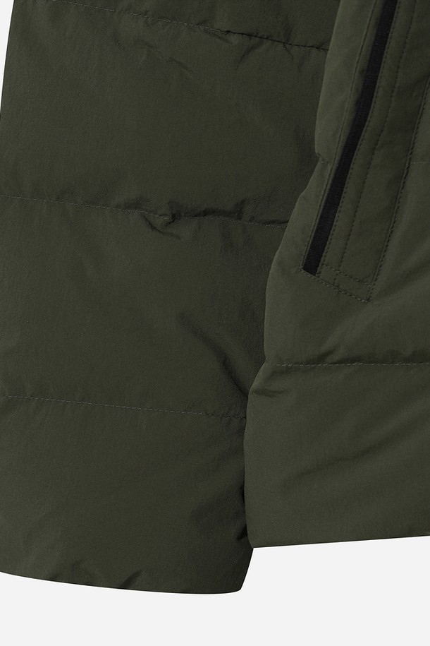 유니(UNI) 코나 라이트 D7 스탠넥 다운 재킷은 일상, 스포츠 활동에 적합한 유니섹스 다운 재킷입니다. 스포티하면서도 캐주얼한 스타일로, 등산룩, 캠핑룩, 고프코어 스타일을 연출하기 좋습니다. 두께감 있는 나일론 소재로 제작되어 부드러운 촉감을 제공하며, 보온성과 경량성을 갖춘 겨울철 필수 아이템입니다. 차분한 카키 컬러와 무지 디자인으로 어떤 옷에도 쉽게 매치할 수 있으며, 크롭 기장과 레귤러핏으로 트렌디한 스타일을 완성합니다. 집업 방식과 긴 소매, 스탠넥 디자인으로 보온성을 높였습니다.
