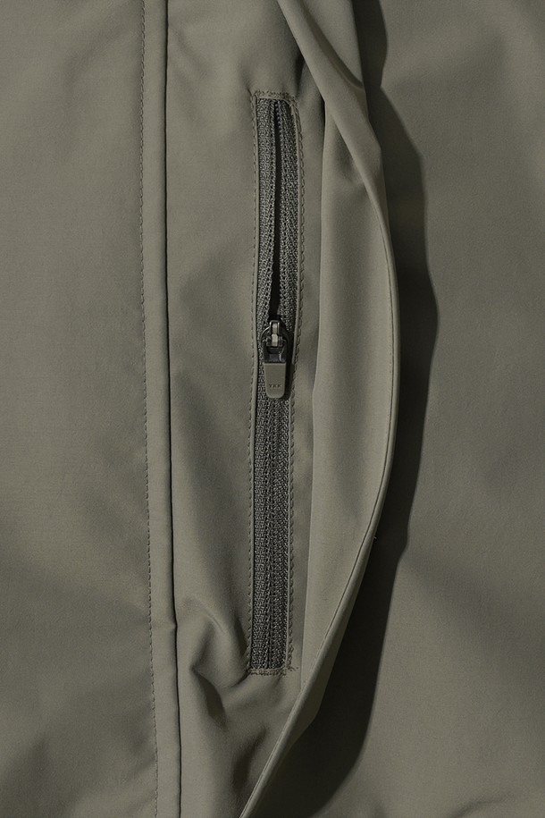 여성) 하우웨더 2L 재킷 (DARK BEIGE)은 하이킹, 아웃도어 활동에 적합한 여성용 자켓입니다. 다크 베이지 컬러의 무지 디자인으로, 봄, 가을 간절기에 활용하기 좋습니다. 레귤러 핏에 얇은 두께감으로 편안하며, 집업 스타일과 후드, 방수 기능이 더해져 스포티한 스타일을 연출합니다. 나일론 소재로 제작되어 방수 및 방풍 기능이 뛰어나고, 긴 소매 기장으로 활동성을 높였습니다. 등산룩, 여행룩, 캠핑룩 등 다양한 TPO에 스포티, 고프코어, 캐주얼 스타일로 코디할 수 있습니다.
