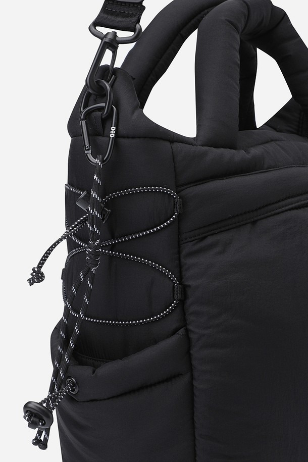 키노코 패딩 토트백(BLACK)은 남성을 위한 미디엄 사이즈 토트백입니다. 블랙 컬러의 무지 디자인에 나일론과 패딩 소재를 사용하여 미니멀하고 시크한 스타일을 연출합니다. 사각형 모양으로 수납 기능을 갖췄으며, 지퍼형 잠금 방식으로 내용물을 안전하게 보관할 수 있습니다. 숄더 스트랩이 있어 편리하며, 출근룩에 클래식한 분위기를 더해줍니다.
