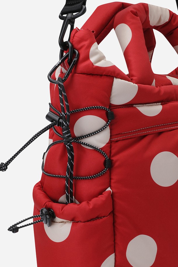 키노코 패딩 토트백(RED)은 캐주얼, 미니멀, 스포티 스타일을 즐겨 입는 남성을 위한 가방입니다. 여행, 휴가, 데이트룩에 어울리는 디자인으로, 부드러운 패딩 소재와 사랑스러운 도트 패턴이 특징입니다. 미디엄 사이즈의 사각 토트백으로, 숄더 스트랩과 지퍼형 잠금 방식으로 실용성을 더했습니다. 레드와 화이트 컬러 배색으로 산뜻함을 더했으며, 패딩 디테일이 돋보이는 디자인입니다. 가볍고 편안하게 들 수 있어 데일리백으로 활용하기 좋습니다.
