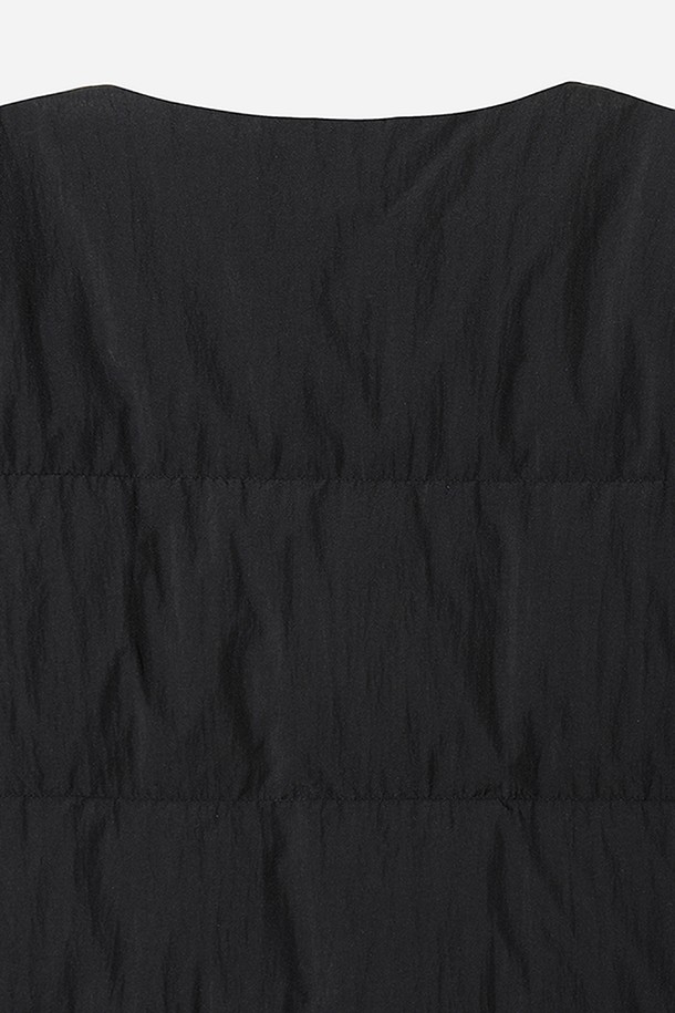 남성용 코나 라이트 D7 다운 재킷(BLACK)은 일상과 스포츠 활동에 모두 적합한 겨울용 아우터입니다. 가볍고 따뜻한 나일론 소재와 두꺼운 두께감으로 뛰어난 보온성과 방풍 기능을 제공합니다. 레귤러핏 디자인과 집업 스타일로 편안한 착용감을 선사하며, 캐주얼, 스포티, 미니멀 스타일을 소화하기 좋습니다. 무지 패턴의 블랙 컬러는 어떤 출근룩에도 무난하게 매치되어 활용도가 높습니다. 긴 소매 기장의 다운 재킷으로, 부드러운 촉감과 경량성을 겸비하여 활동적인 하루를 지원합니다.
