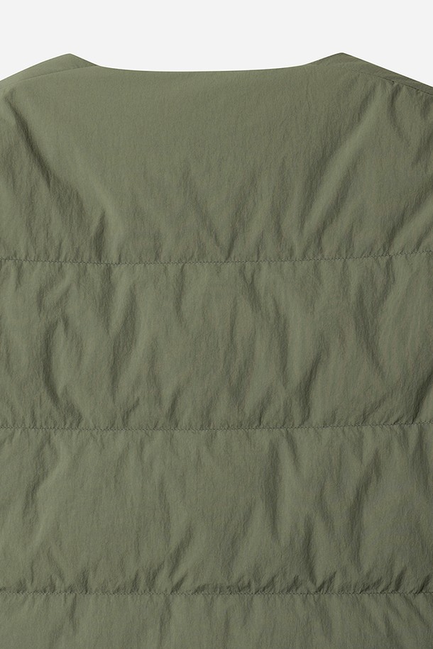 여성용 코나 라이트 D7 다운 재킷(KHAKI)은 일상과 아웃도어 활동 모두에 적합한 겨울철 필수 아이템입니다. 부드러운 촉감의 나일론 소재를 사용하여 편안한 착용감을 제공하며, 두꺼운 두께감으로 뛰어난 보온성을 자랑합니다. 경량 설계와 레귤러핏 디자인으로 활동성을 높였으며, 스포티하고 캐주얼한 스타일을 연출하기 좋습니다. 무지 디자인에 크롭 기장, 긴 소매와 스냅 여밈 방식을 적용하여 미니멀하면서도 세련된 분위기를 더합니다. 방풍 기능까지 갖춰 추운 날씨에도 따뜻하고 스타일리시하게 연출할 수 있습니다.
