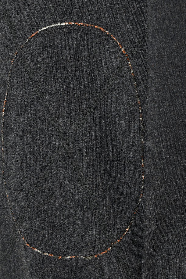 유니) 트리플 컬러 스웻 맨투맨(DARK MELANGE)은 부드러운 면 소재로 제작되어 편안한 착용감을 선사합니다. 다크 멜란지 컬러에 트리플 컬러 디테일이 더해져 스포티하면서도 캐주얼한 스타일을 연출합니다. 레귤러핏으로 제작되었으며, 라운드넥과 긴 소매 기장으로 간절기부터 겨울까지 폭넓게 활용 가능합니다. 일상생활에서 미니멀하고 세련된 스타일을 연출하고 싶은 분들께 추천합니다. 두께감 있는 소재로 제작되어 따뜻하게 착용할 수 있습니다.
