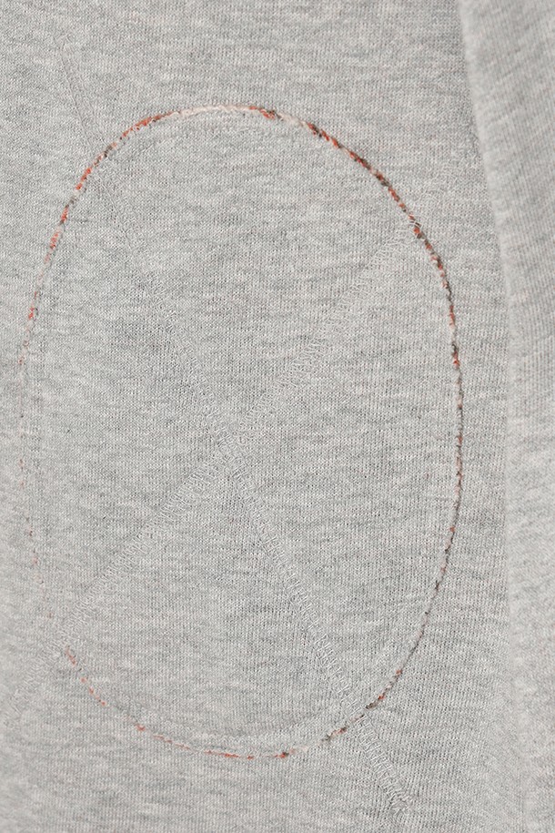 유니) 트리플 컬러 스웻 맨투맨(MELANGE GREY STANDARD)은 멜란지 그레이 컬러의 유니섹스 맨투맨입니다. 면 소재로 제작되어 부드러운 촉감을 선사하며, 레귤러핏과 라운드넥 디자인으로 편안한 착용감을 제공합니다. 봄, 가을, 겨울 세 계절 모두 활용 가능하며, 일상 및 스포츠 활동에 적합합니다. 캐주얼, 스포티, 미니멀 스타일을 모두 소화할 수 있으며, 출근룩과 캠핑룩에도 활용하기 좋습니다. 트리플 컬러 디자인이 특징이며, 긴 소매 기장의 레귤러 기장 상의입니다.
