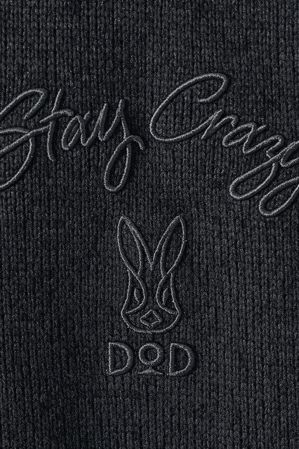 **남성) 템프니트 집업 재킷(BLACK)**

부드러운 촉감의 니트 소재로 제작된 남성용 집업 재킷입니다. 일상과 가벼운 스포츠 활동에 모두 적합하며, 봄, 가을 간절기에 활용하기 좋습니다. 심플한 디자인과 레귤러핏으로 스포티, 캐주얼, 미니멀 스타일을 연출할 수 있습니다. 얇은 두께감으로 편안하게 착용 가능하며, 보온 기능도 갖추었습니다. 블랙 컬러의 무지 디자인으로 어떤 옷에도 쉽게 매치할 수 있는 실용적인 아이템입니다.
