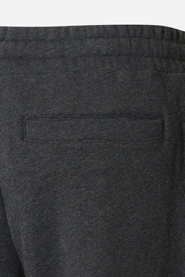 유니) 트리플 컬러 레귤러핏 스웻 팬츠(DARK MELANGE)는 부드러운 면 소재로 제작되어 편안한 착용감을 선사합니다. 다크 멜란지 컬러의 무지 디자인으로, 캐주얼 및 스포티 스타일을 모두 소화할 수 있습니다. 넉넉한 레귤러핏으로 활동성을 높였으며, 허리 밴딩과 조절끈으로 편안한 착용감을 제공합니다. 봄, 가을, 겨울 계절에 활용 가능하며, 일상 및 스포츠 활동 모두에 적합합니다. 집콕룩, 산책룩으로 활용하기 좋습니다.
