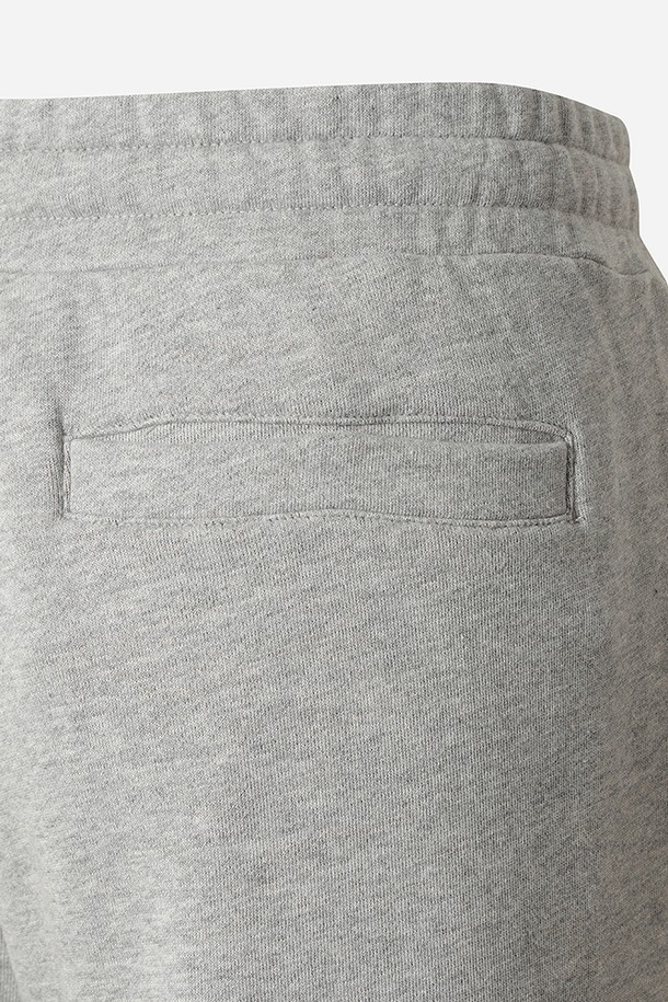 유니) 트리플 컬러 레귤러핏 스웻 팬츠(멜란지 그레이 스탠다드)는 부드러운 면 소재로 제작되어 편안한 착용감을 선사합니다. 멜란지 그레이 컬러에 무지 디자인으로, 캐주얼 및 스포티 스타일을 연출하기 좋습니다. 레귤러핏으로 제작되어 활동성이 높으며, 일상생활은 물론 캠핑룩으로도 활용하기 좋습니다. 봄, 가을, 겨울 계절에 적합하며, 드로우스트링과 밴딩 처리로 편안한 착용감을 제공합니다.
