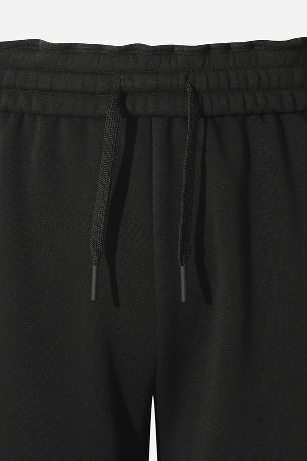 남성용 스티키 레귤러핏 스트레이트 팬츠(BLACK)는 일상 및 스포츠 활동에 적합한 바지입니다. 블랙 컬러에 무지 패턴으로, 스포티하면서도 미니멀한 스타일을 연출합니다. 사계절 착용 가능하며, 레귤러핏과 스트레이트 핏으로 편안한 착용감을 제공합니다.
