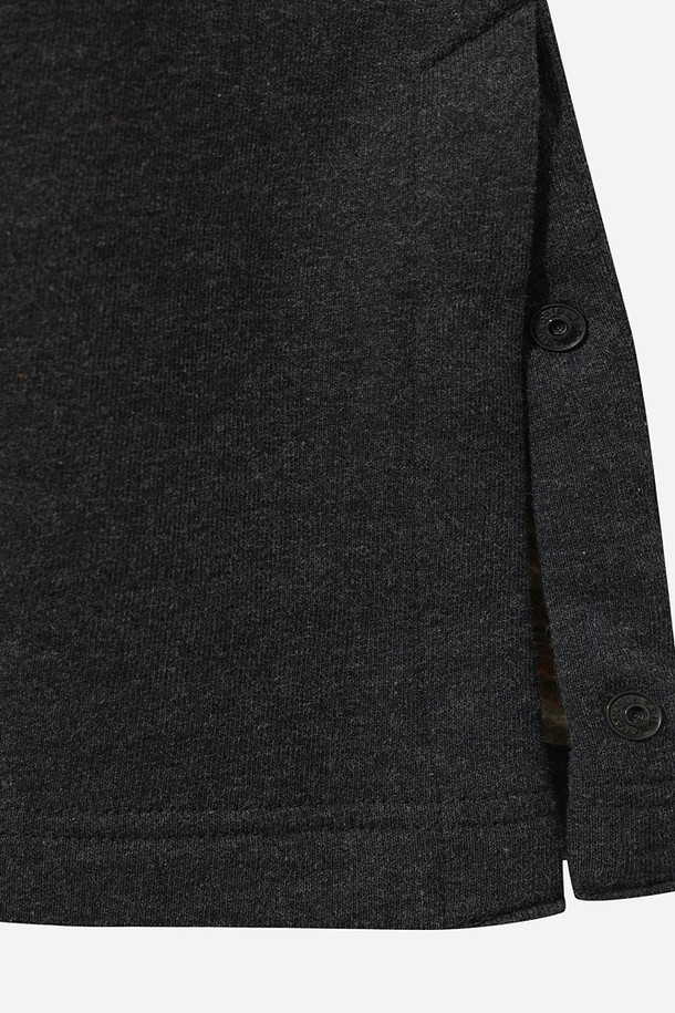 여성) 트리플 컬러 원피스(다크 멜란지)는 봄, 가을에 어울리는 여성용 원피스입니다. 베이직하고 미니멀한 스타일로, 데이트룩과 모임룩에 적합하며, 캐주얼, 클래식 스타일 연출에도 좋습니다. 부드러운 플레어 A라인 치마핏에 7부 소매와 라운드넥 디자인이 특징이며, 하이웨스트 디자인으로 다리가 길어 보이는 효과를 줍니다. 다크 멜란지 컬러의 무지 원피스로, 다양한 스타일을 연출하기 용이합니다.
