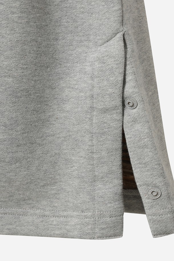 **상품 설명:**

여성) 트리플 컬러 원피스(멜란지 그레이 스탠다드)는 봄, 가을에 어울리는 A라인 핏의 캐주얼 원피스입니다. 멜란지 그레이 컬러의 부드러운 면 소재로 제작되어 편안한 착용감을 선사하며, 7부 소매와 라운드넥 디자인이 특징입니다. 허리 밴딩과 포켓 디테일이 실용성을 더하여 산책룩, 봄 소풍룩 등 다양한 일상 스타일을 연출하기 좋습니다. 무지 디자인으로 미니멀하고 클래식한 분위기를 자아내, 데일리룩으로 활용하기 좋은 아이템입니다. 루즈핏으로 편안하게 착용 가능합니다.
