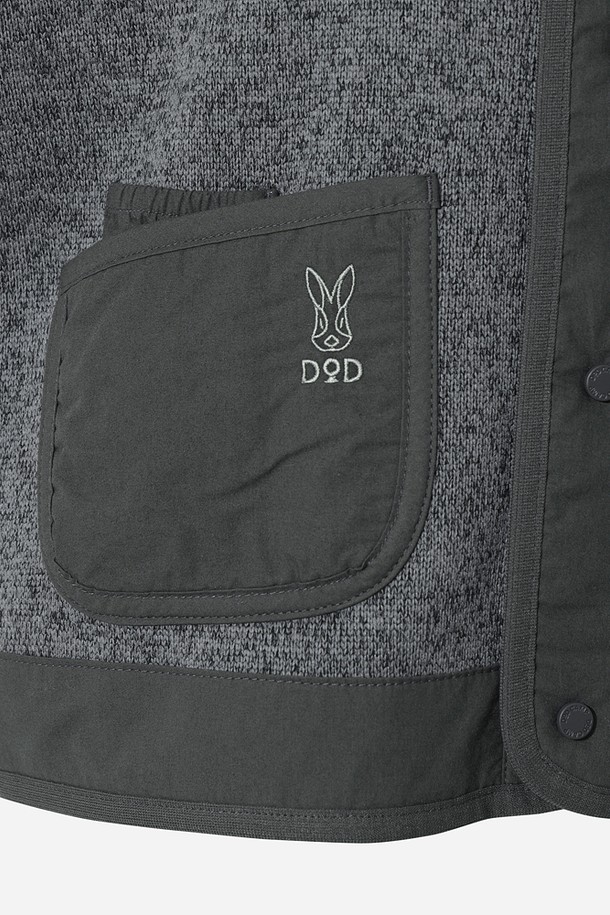 여성) 템프니트 가디건(D.CHARCOAL GREY)은 부드러운 니트 소재로 제작되어 가을, 겨울 시즌에 따뜻하게 착용하기 좋은 여성용 가디건입니다. 다크차콜그레이 컬러의 레귤러 핏, 긴 소매 디자인으로 베이직하고 미니멀한 스타일을 연출합니다. 라운드넥에 버튼 여밈 방식과 포켓 디테일이 더해져 실용성을 높였습니다. 출근룩, 모임룩 등 다양한 TPO에 클래식하고 캐주얼하게 활용할 수 있는 아이템입니다. 두께감이 있어 겨울철에도 따뜻하게 입을 수 있습니다.
