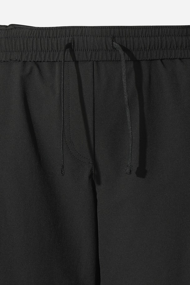 여성용 웜블 와이드핏 팬츠(블랙)는 스포티함과 캐주얼함을 동시에 만족시키는 아이템입니다. 사계절 내내 활용 가능한 긴 기장의 무지 디자인으로, 피트니스룩 또는 산책룩 등 어떤 TPO에도 잘 어울립니다. 와이드핏으로 편안한 착용감을 선사하며, 미니멀한 스타일을 연출하기 좋습니다. 블랙 컬러로 다양한 상의와 매치하여 폭넓은 스타일을 소화할 수 있습니다.
