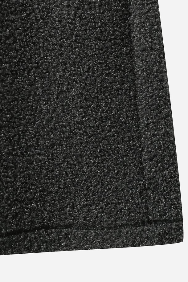 **여성) 플리스 슬리브리스 원피스(D.CHARCOAL GREY)**는 부드러운 플리스 소재로 제작되어 포근한 착용감을 선사하는 여성 슬리브리스 원피스입니다. 다크차콜그레이 컬러와 H라인 일자핏 디자인으로 캐주얼하고 베이직한 스타일을 연출하며, 라운드넥과 민소매 디자인으로 편안함을 더했습니다. 봄, 여름 시즌에 산책룩으로 활용하기 좋으며, 포켓 디테일이 실용성을 높여줍니다. 두꺼운 두께감으로 안정감 있는 실루엣을 완성합니다.
