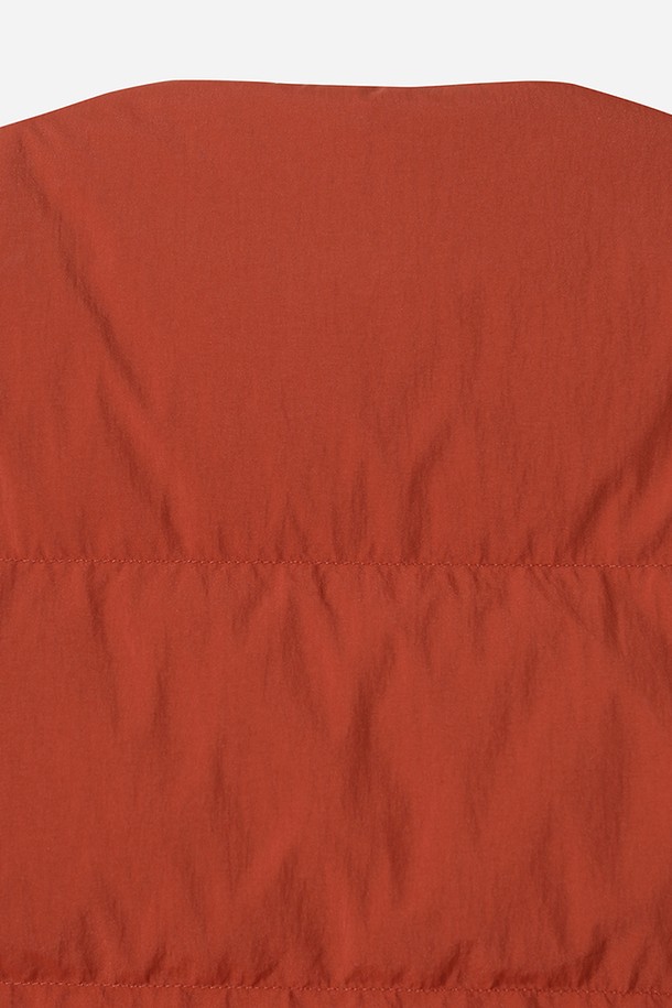 여성용 '코나 라이트 D7' 다운 베스트입니다. 가을과 겨울에 따뜻하게 입을 수 있는 두꺼운 두께감의 패딩 조끼로, 캐주얼 및 스포티한 스타일을 연출하기 좋습니다. 부드러운 나일론 소재로 제작되어 편안한 촉감을 제공하며, 오렌지 컬러의 무지 디자인으로 어떤 옷에도 쉽게 매치할 수 있습니다. 래귤러 핏에 레귤러 기장으로, 스냅 버튼 여밈 방식과 민소매 디자인이 특징입니다. 가볍고 따뜻한 보온 기능과 편리한 포켓 디테일을 갖춘 데일리 아우터입니다.
