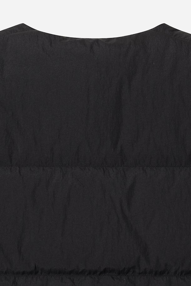 남성) 코나 라이트 D7 다운 베스트(BLACK)는 가볍고 따뜻한 겨울철 필수 아이템입니다. 일상과 출근룩에 모두 잘 어울리는 캐주얼, 스포티 스타일의 무지 디자인으로, 레귤러 핏과 두꺼운 두께감이 특징입니다. 보온성을 높여주는 패딩 디테일과 경량 소재인 나일론을 사용하여 편안한 착용감을 선사합니다. 부드러운 촉감과 스냅 여밈 방식으로 편리함을 더했으며, 민소매 디자인으로 활동성을 높였습니다.
