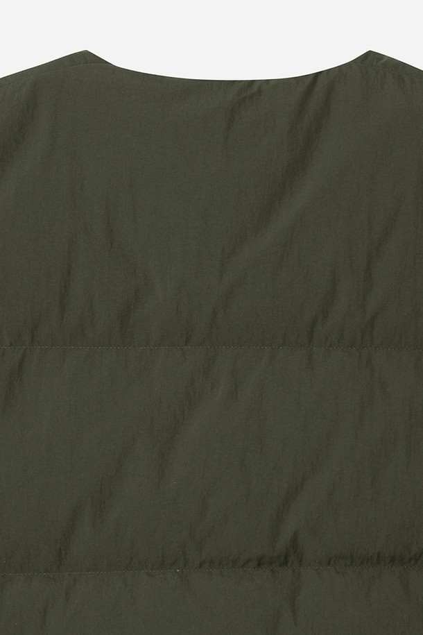 **남성) 코나 라이트 D7 다운 베스트(KHAKI)**는 가을, 겨울철 일상 및 캠핑룩에 적합한 남성용 다운 베스트입니다. 부드러운 촉감의 나일론 소재와 두꺼운 두께감으로 보온성을 높였습니다. 레귤러핏으로 제작되었으며, 민소매 디자인과 집업 여밈 방식으로 편안하게 착용할 수 있습니다. 캐주얼 및 미니멀 스타일을 추구하는 남성에게 무지 디자인의 카키 컬러가 세련된 분위기를 더합니다. 다운 충전재를 사용하여 가볍고 따뜻하게 착용 가능합니다.
