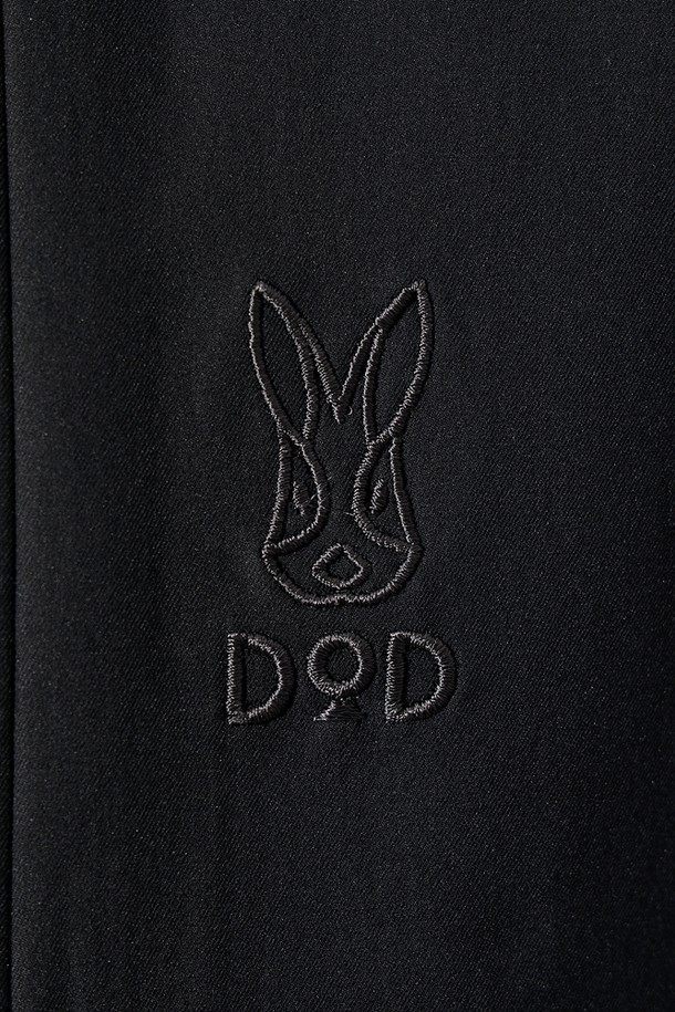 유니(UNI) 하이브리드 미니멀 셔츠(블랙)는 미니멀하고 클래식한 스타일을 추구하는 유니섹스 셔츠입니다. 차이나 칼라에 레귤러핏으로 제작되었으며, 봄, 가을에 착용하기 적합합니다. 무지 패턴의 반소매 셔츠로, 버튼 여밈 방식을 적용했습니다. 일상복으로 활용하기 좋은 디자인입니다.
