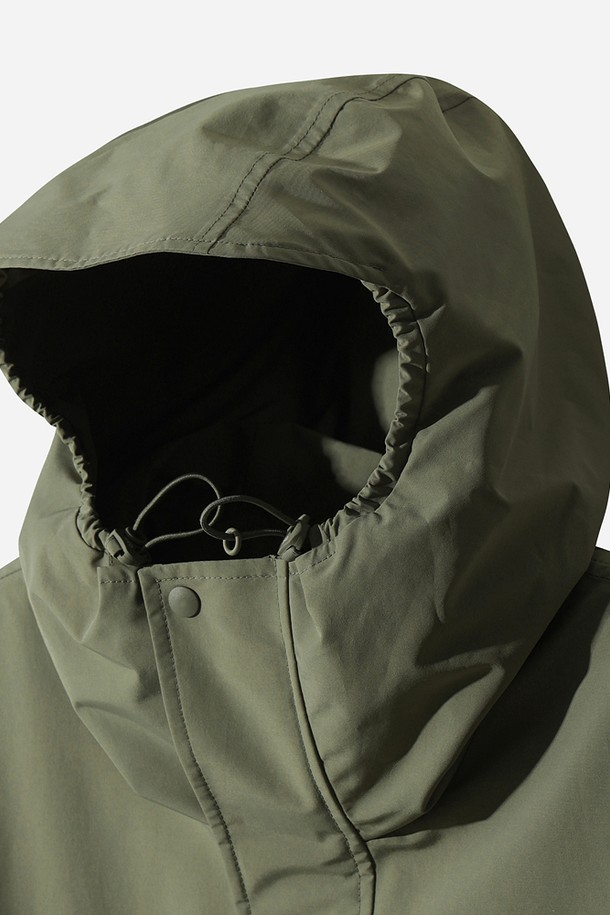 남성용 하우웨더 2L 재킷 (L.KHAKI)은 봄, 가을 시즌에 적합한 방수 및 방풍 기능을 갖춘 아웃도어 재킷입니다. 스포티하면서도 밀리터리 스타일을 연출하며, 하이킹, 캠핑, 여행 등 다양한 활동에 활용할 수 있습니다. 얇은 두께의 나일론 소재로 제작되어 가볍고 뻣뻣한 촉감을 주며, 레귤러핏 디자인과 집업 여밈 방식으로 편안한 착용감을 제공합니다. 카키색 무지 디자인에 크롭 기장으로, 워크웨어, 미니멀 스타일 연출에도 용이하며 포켓 디테일이 돋보입니다.
