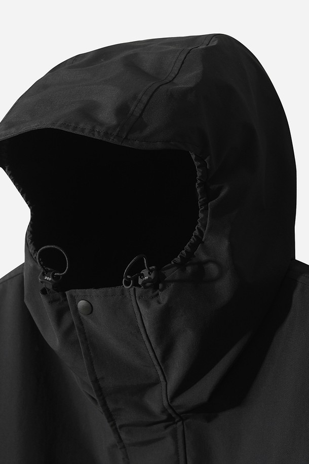 남성용 하우웨더 2L 재킷 (블랙)은 아웃도어 활동과 일상생활 모두에 적합한 자켓입니다. 방수 및 투습 기능이 있어 봄, 가을 변덕스러운 날씨에도 쾌적하게 착용할 수 있습니다. 레귤러핏으로 제작되었으며, 캐주얼하고 스포티한 스타일을 연출합니다. 무지 패턴의 블랙 컬러는 어떤 옷에도 쉽게 매치할 수 있으며, 집업 여밈 방식으로 간편하게 착용 가능합니다. 여행, 산책, 등산 등 다양한 TPO에 활용할 수 있는 실용적인 아이템입니다.
