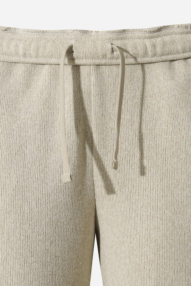 여성용 템프니트 레귤러핏 스트레이트 팬츠(IVORY)입니다. 부드러운 니트 소재로 제작되어 편안한 착용감을 선사하며, 레귤러핏 스트레이트 스타일로 어떤 상의에도 잘 어울립니다. 봄, 가을 시즌에 적합하며, 일상복과 스포츠웨어로 활용 가능합니다. 허리 밴딩 처리로 활동성을 높였으며, 베이직하고 스포티한 무드를 연출합니다. 아이보리 컬러의 무지 디자인으로 미니멀한 스타일을 즐길 수 있습니다.
