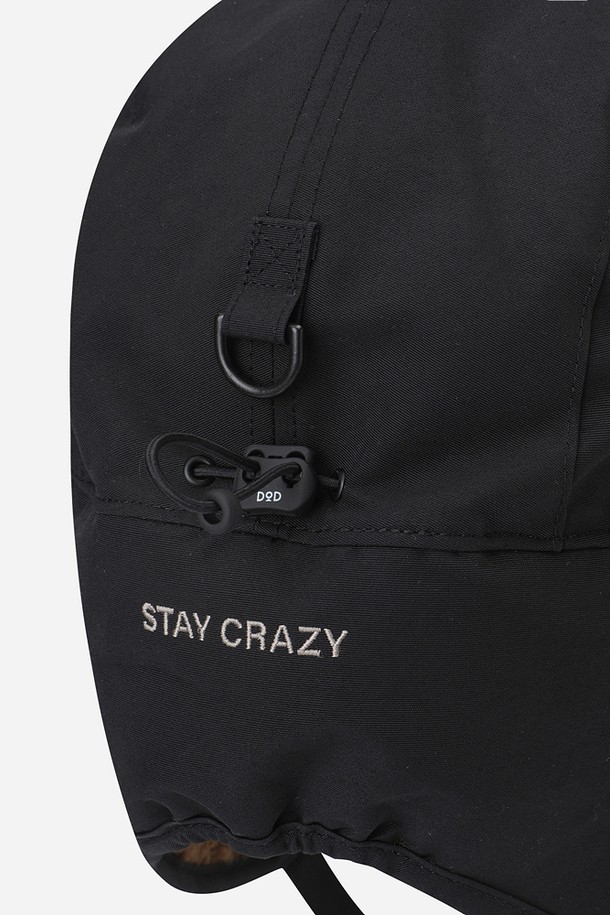 코나 트루퍼 캡(BLACK)은 부드러운 플리스 소재로 제작되어 깊은 모자 깊이와 두꺼운 두께로 따뜻함을 제공하는 겨울철 방한 모자입니다. 블랙 컬러의 무지 디자인으로 캐주얼, 미니멀, 클래식 스타일 모두 소화 가능하며, 남녀 공용으로 착용할 수 있습니다. 특히 귀덮개와 턱끈이 있어 찬 바람으로부터 얼굴을 보호하고 안정적인 착용감을 선사합니다. 트루퍼 캡 디자인은 보온 기능과 함께 스타일리시함까지 놓치지 않아 겨울철 데일리룩에 포인트를 더해줍니다. 
