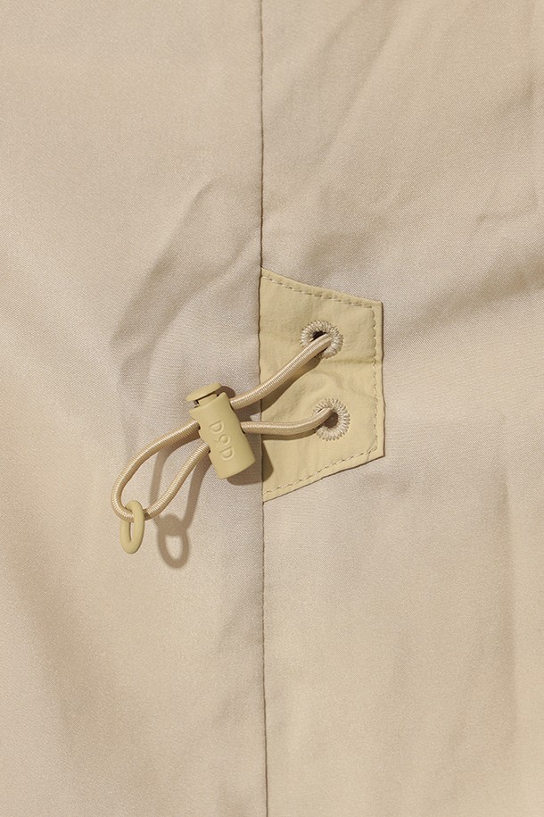 여성) 코나 라이트 D7 미들 다운 재킷(TAN)은 겨울철 출근룩에 적합한 레귤러핏 다운 재킷입니다. 미니멀하고 베이직한 스타일로, 어떤 옷에도 쉽게 매치할 수 있습니다. 톤(TAN) 컬러의 무지 디자인에 두꺼운 두께감으로 보온성을 높였습니다. 부드러운 나일론 소재와 퀼팅, 패딩 안감으로 편안한 착용감을 선사하며, 집업 여밈 방식과 긴 소매 기장으로 활동성을 더했습니다.
