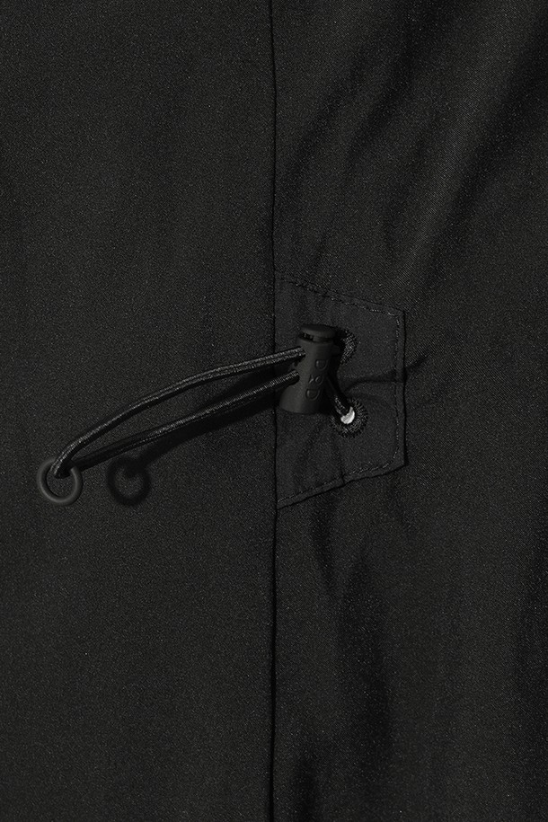 여성) 코나 라이트 D7 미들 다운 재킷(BLACK)은 추운 겨울철 일상과 출근룩에 적합한 여성용 다운 재킷입니다. 미니멀하고 베이직한 스타일의 무지 디자인으로, 다양한 스타일에 매치하기 용이합니다. 나일론 소재로 제작되어 부드러운 촉감을 제공하며, 퀼팅 디테일이 돋보이는 숏패딩 스타일입니다. 두꺼운 두께감과 긴 소매 기장으로 보온성을 높였으며, 버튼 여밈 방식으로 간편하게 착용할 수 있습니다. 경량 패딩 안감으로 가볍고 편안한 착용감을 선사합니다.
