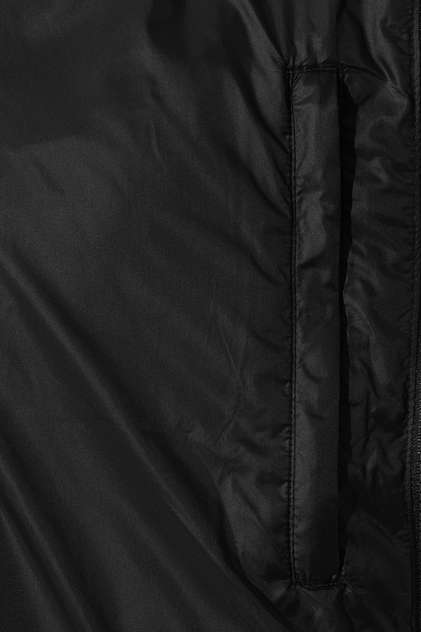 유니) 코어 D7 다운 자켓은 겨울철 일상 및 스포츠 활동에 적합한 유니섹스 스타일의 숏패딩입니다. 카키 컬러의 무지 디자인으로, 스포티, 캐주얼, 미니멀한 스타일을 연출할 수 있습니다. 두꺼운 두께감과 부드러운 촉감의 나일론 소재를 사용하여 보온성과 방풍 기능을 제공합니다. 오버핏으로 제작되어 편안한 착용감을 선사하며, 등산룩, 캠핑룩 등 다양한 TPO에 활용 가능합니다. 긴 소매, 집업 여밈 방식, 패딩 안감으로 따뜻함을 더했습니다.
