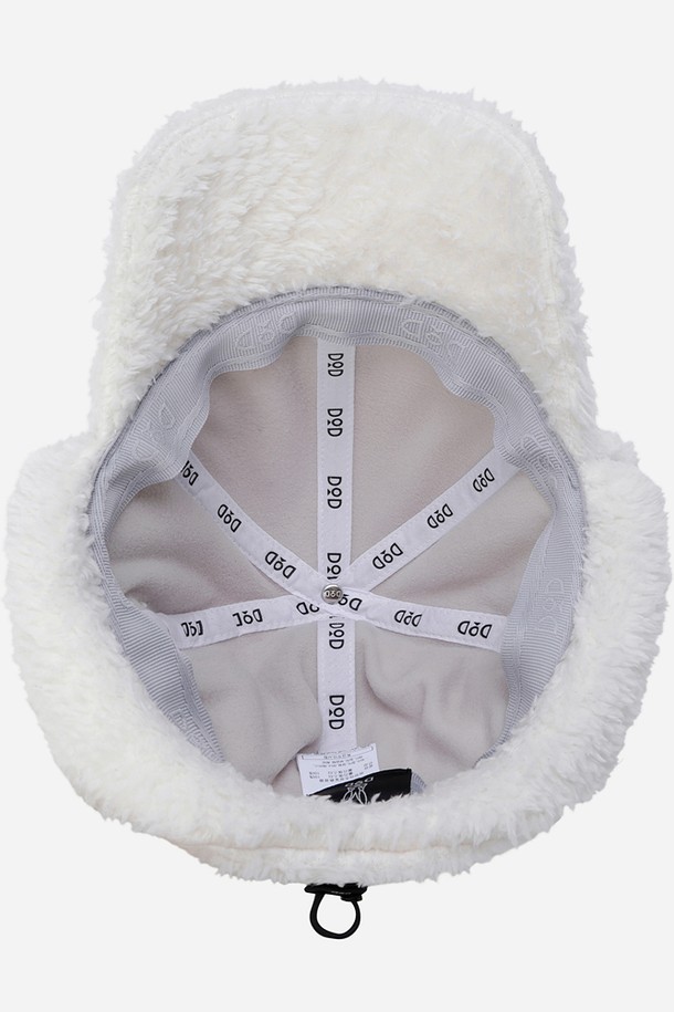 아이보리 컬러의 래빗 보아 플리스 트루퍼는 겨울철 방한을 책임지는 따뜻한 모자입니다. 부드러운 보아 플리스 소재를 사용하여 뛰어난 촉감을 자랑하며, 귀와 뒷목을 덮어 보온성을 높였습니다. 18cm 깊이로 제작되었으며, 7cm 챙으로 햇빛을 가려줍니다. 래빗 로고 디자인과 유니크한 트루퍼 햇 스타일이 돋보이며, 캠핑, 아웃도어 활동은 물론 겨울 데일리룩에도 잘 어울립니다. 캐주얼, 고프코어, 미니멀 스타일을 즐기는 분들께 추천합니다.
