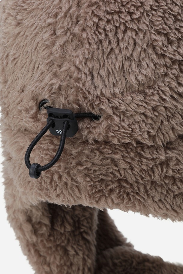 "래빗 보아 플리스 트루퍼(TAN)"는 부드러운 촉감의 폴리에스터 소재로 제작된 방한용 트루퍼 모자입니다. 탄(TAN) 컬러에 귀와 뒷목을 덮는 디자인으로, 캠핑룩 및 겨울 데일리룩에 스타일리시함을 더합니다. 두꺼운 두께감과 방한, 방풍 기능을 갖춰 추운 날씨에도 따뜻함을 유지해 줍니다. 모자 깊이 18cm, 챙 넓이 7cm, 시그니처 레빗 로고가 특징이며, 캐주얼, 클래식, 고프코어 스타일을 모두 소화할 수 있습니다. 유니크한 디자인의 트루퍼 햇으로 겨울철 따뜻함과 스타일을 동시에 잡으세요.
