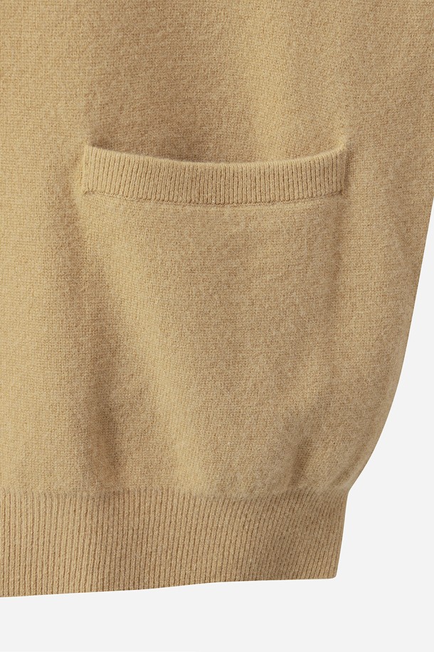 유니) 어반스루 에센셜 가디건(TAN)은 봄, 가을에 어울리는 유니섹스 상의입니다. 부드러운 니트 소재로 제작되어 편안한 착용감을 선사하며, 레귤러 핏과 얇은 두께로 자연스러운 실루엣을 연출합니다. 베이직하고 캐주얼한 스타일로 다양한 룩에 활용하기 좋으며, 특히 출근룩에 미니멀하고 클래식한 분위기를 더해줍니다. 라운드넥과 긴 소매 디자인으로 깔끔함을 더한 무지 가디건입니다.
