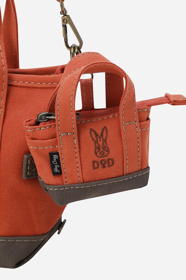 데이 캔버스 미니파우치 키링(D.ORANGE)은 캔버스 소재의 미니 파우치입니다. 오렌지 컬러의 사각 디자인으로 키링이 달려 있어 톡톡 튀는 포인트를 더합니다. 내부 수납공간이 있어 지갑, 카드, 열쇠, 이어폰, 화장품 등 작은 소지품을 실용적으로 보관할 수 있습니다. 가볍고 휴대성이 뛰어나 데일리룩, 여행룩, 휴가룩 등 다양한 스타일에 매치하기 좋습니다. 캐주얼, 미니멀 스타일을 선호하는 분들께 추천합니다.
