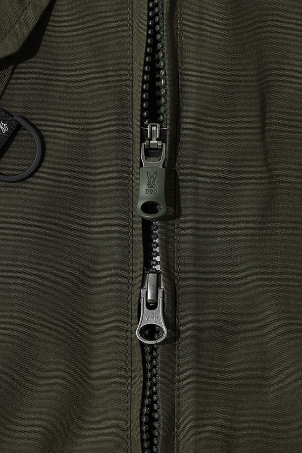 유니) 필드 재킷(KHAKI)은 밀리터리, 캐주얼 스타일을 아우르는 유니섹스 디자인의 필드 재킷입니다. 봄, 가을에 적합하며, 일상 및 아웃도어 활동에 모두 활용할 수 있습니다. 카키 컬러의 무지 디자인에 레귤러 핏으로, 버튼 여밈 방식과 중간 두께감으로 제작되었습니다. 뻣뻣한 면 소재로 제작되었으며, 넉넉한 수납을 위한 포켓과 후드가 디자인되어 실용성을 더했습니다. 출근룩, 캐주얼, 클래식, 워크웨어 스타일을 즐겨 입는 분들께 추천합니다.
