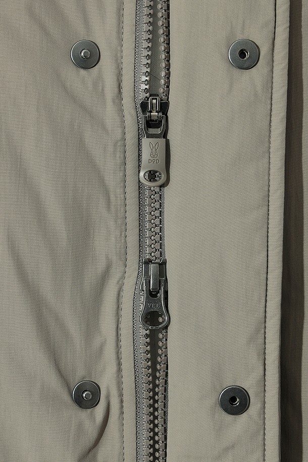 남성용 코나 하이웜 D7 플리스 카라 다운 재킷 (다크 베이지)는 겨울철 일상 및 스포츠 활동에 적합한 오버핏 다운 자켓입니다. 부드러운 플리스 소재와 두꺼운 두께감으로 뛰어난 보온성을 제공하며, 가볍게 제작되어 활동성을 높였습니다. 스포티하면서도 캐주얼한 스타일을 연출하며, 여행룩과 캠핑룩에 활용하기 좋습니다. 집업 여밈 방식에 카라 디자인을 더해 미니멀한 무드를 더했습니다. 긴 소매 기장의 무지 디자인으로 어떤 스타일에도 쉽게 매치할 수 있습니다.
