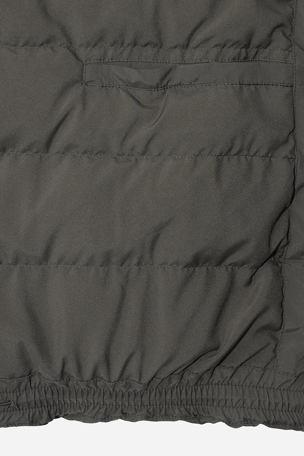 남성용 코나 하이웜 D7 플리스 카라 다운 재킷 (D.CHARCOAL GREY)입니다. 부드러운 플리스 소재로 제작되어 두꺼운 두께감과 포근한 촉감을 선사하며, 겨울철 추위로부터 몸을 따뜻하게 보호해 줍니다. 일상, 스포츠 활동에 모두 적합하며, 캐주얼, 스포티, 미니멀 스타일을 연출할 수 있습니다. 차콜 그레이 컬러의 무지 디자인에 레귤러핏으로 제작되어 출근룩이나 캠핑룩 등 다양한 TPO에 활용 가능합니다. 집업 방식, 긴 소매 기장, 카라 디테일이 돋보이는 다운 자켓입니다.
