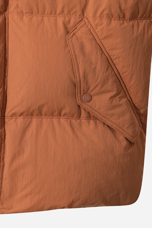 남성용 어베인 D7 다운 재킷(D.ORANGE)은 겨울철 추위를 효과적으로 막아주는 방풍 및 보온 기능을 갖춘 숏패딩입니다. 부드러운 촉감의 나일론 소재와 레귤러핏으로 제작되어 편안한 착용감을 선사하며, 일상 및 스포츠 활동 모두에 적합합니다. 스포티하면서도 캐주얼한 스타일을 연출하며, 후드 디자인과 집업 여밈 방식으로 실용성을 더했습니다. 선명한 오렌지 컬러와 무지 패턴으로 어떤 옷에도 쉽게 매치할 수 있어 활용도가 높습니다. 긴 소매 기장의 두꺼운 다운 재킷으로, 한겨울에도 따뜻하게 몸을 보호해줍니다.
