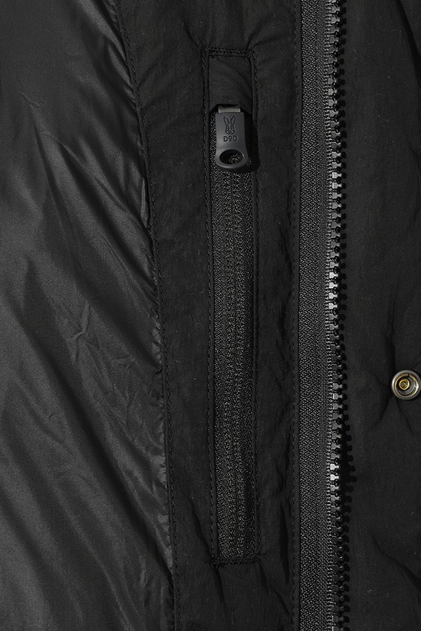 남성) 어베인 D7 다운 재킷(BLACK)은 일상과 스포츠 활동 모두에 적합한 남성용 다운 재킷입니다. 블랙 컬러의 무지 디자인으로 미니멀하고 스포티한 스타일을 연출하며, 겨울철 보온과 방풍 기능을 제공합니다. 레귤러 핏에 숏패딩 기장으로 활동성을 높였으며, 하이넥과 퀼팅 디테일이 특징입니다. 잦은 출근과 여행룩에 활용하기 좋으며, 부드러운 나일론 소재와 긴 소매 기장으로 편안한 착용감을 선사합니다.
