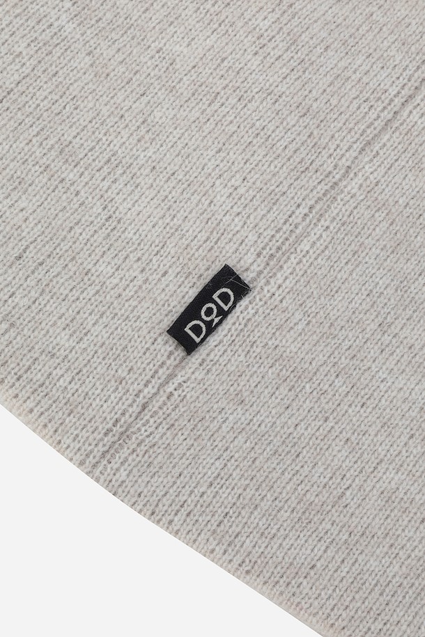 아이보리 & 다크 컬러의 램스울 자가드 비니입니다. 부드러운 촉감과 두꺼운 두께로 가을, 겨울철 보온성을 책임집니다. 캐주얼, 미니멀, 클래식 스타일의 옷차림에 잘 어울리며, 출근룩이나 데이트룩에 포인트를 더할 수 있습니다. 램스울 소재 특유의 고급스러움과 자가드 패턴의 은은한 멋을 느껴보세요. 일반적인 모자 깊이로 편안하게 착용 가능합니다.
