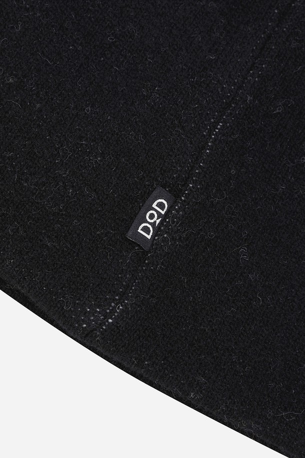 블랙 컬러의 램스울 자카드 비니입니다. 부드러운 촉감과 두꺼운 두께로 가을, 겨울철 보온성을 높여줍니다. 자카드 패턴 디자인이 돋보이며, 일반적인 깊이로 제작되어 편안하게 착용할 수 있습니다. 클래식, 미니멀, 캐주얼 스타일 모두 소화 가능하며, 출근룩과 산책룩에 잘 어울립니다.
