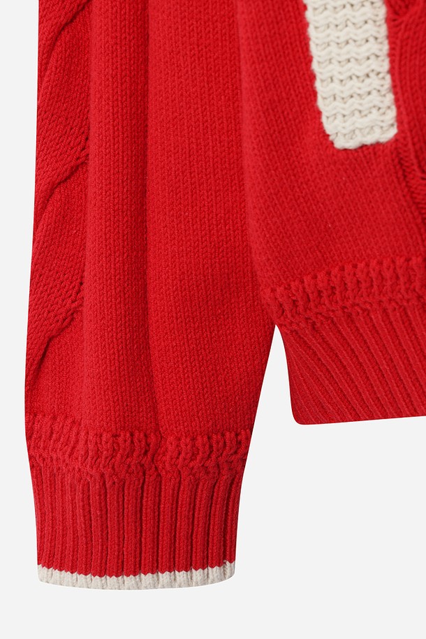 유니) 키노코빌리지 가디건(RED)은 캐주얼하고 미니멀한 스타일을 연출하기 좋은 유니섹스 가디건입니다. 부드러운 니트 소재로 제작되어 편안한 착용감을 선사하며, 봄, 가을에 활용하기 좋습니다. 레귤러 핏에 긴 소매 기장으로 제작되었으며, 레드 컬러와 레터링 디자인이 돋보입니다. 집업 디테일을 더해 활동성을 높였으며, 데일리룩에 포인트 아이템으로 활용하기 좋습니다. 중간 두께감으로 간절기 시즌에 유용하게 착용할 수 있습니다.
