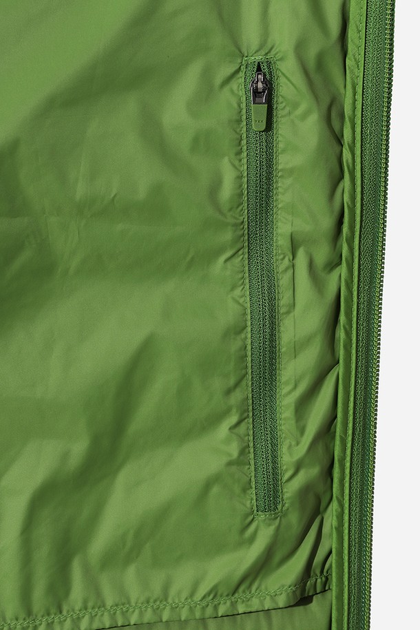 남성용 보일러 후드 경량 다운 재킷(GREEN)입니다. 가볍고 부드러운 나일론 소재로 제작되어 편안한 착용감을 선사합니다. 겨울철 일상 및 스포츠 활동에 적합하며, 스포티하고 캐주얼한 스타일을 연출합니다. 무지 디자인에 크롭 기장과 집업 여밈 방식, 레귤러 핏으로 제작되었습니다. 가볍고 따뜻한 보온 기능을 제공하는 경량 패딩 재킷입니다.
