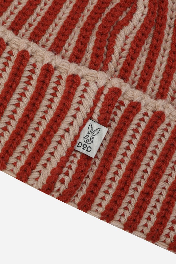 따뜻함이 느껴지는 '코지' 방울 비니(D.ORANGE)입니다. 오렌지, 베이지 색상으로 출시되어 캐주얼, 미니멀, 클래식 스타일을 즐겨 입는 분들께 추천합니다. 부드러운 니트와 울 소재 혼방으로 제작되었으며, 두꺼운 두께감과 깊은 모자 깊이로 포근한 착용감을 선사합니다. 스트라이프 패턴과 방울, 퍼폼폼 장식이 귀여운 포인트를 더하며, 산책룩에 매치하기 좋습니다. 리브드 디테일이 돋보이는 이 비니는 가을, 겨울철 스타일을 완성하는 데 필수적인 아이템입니다.
