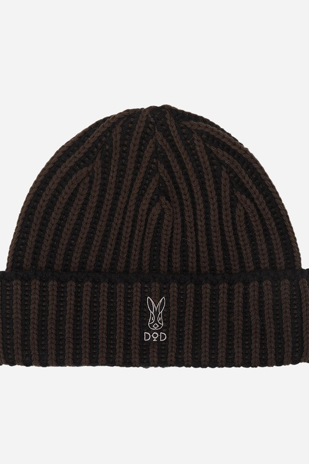 코지 방울 비니(BLACK)는 가을, 겨울 시즌에 따뜻하게 착용할 수 있는 모자입니다. 부드러운 니트와 울 소재로 제작되어 포근한 촉감을 선사하며, 깊은 모자 깊이로 안정감 있는 착용감을 제공합니다. 블랙과 브라운 색상으로 출시되어 다양한 스타일에 매치하기 용이하며, 골지 패턴과 방울 디테일이 돋보입니다. 캐주얼, 클래식, 미니멀 스타일 모두 소화 가능하며, 산책룩과 캠핑룩에 잘 어울립니다.
