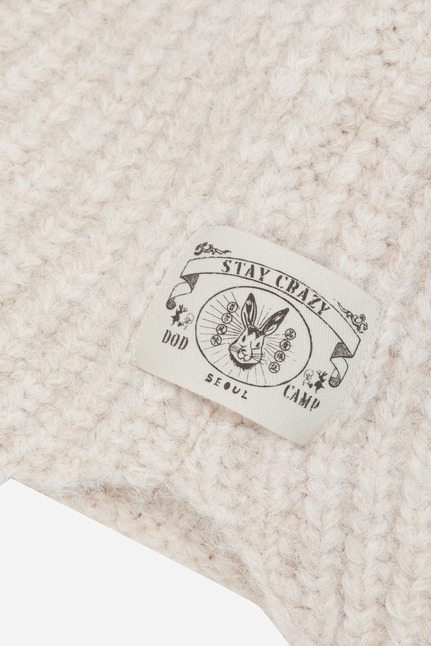 아이보리 색상의 코지 울 이어 플랩 비니입니다. 깊은 모자 깊이와 부드러운 촉감, 두꺼운 두께로 겨울철 방한에 탁월합니다. 무지 디자인에 귀덮개가 달려 있어 클래식, 미니멀, 캐주얼 스타일 모두 소화 가능합니다. 울 소재로 제작되어 보온성이 뛰어나며, 일상생활에서 따뜻하게 착용할 수 있습니다.
