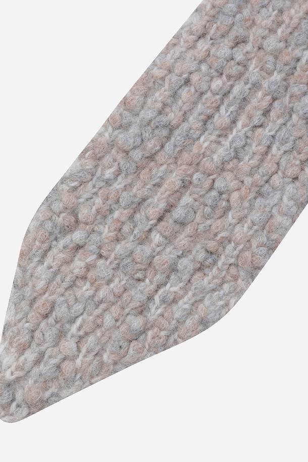 엠보싱 울 바라클라바(TAN)는 겨울철 방한과 일상 사용에 적합한 모자입니다. 부드러운 촉감의 울 소재로 제작되었으며, 엠보싱 패턴과 깊은 모자 깊이로 보온성을 높였습니다. 얼굴 전체를 커버하여 추위로부터 완벽하게 보호해주며, 등산룩, 캠핑룩 등 다양한 TPO에 활용 가능합니다. 클래식, 미니멀, 캐주얼 스타일을 모두 소화하며, 두꺼운 두께감으로 따뜻함을 더했습니다.
