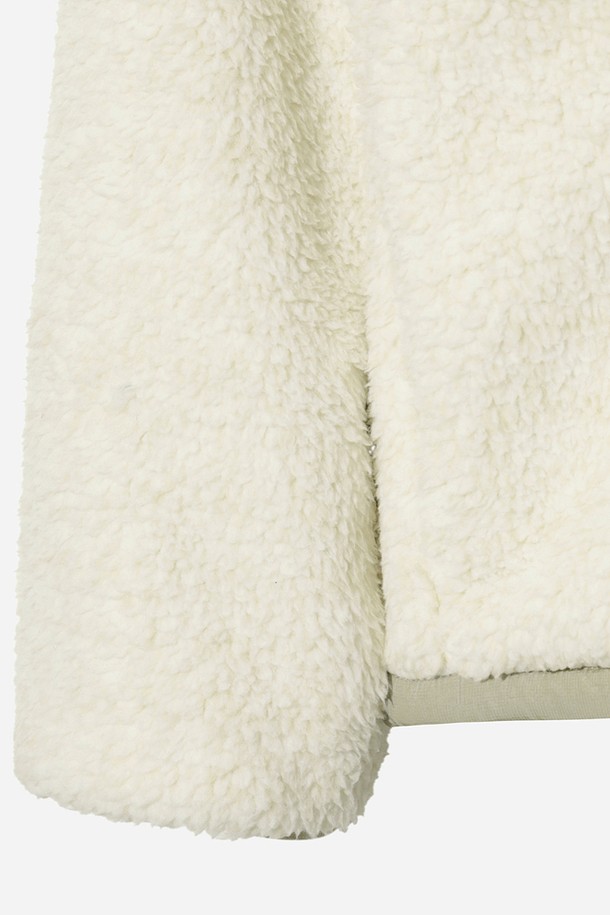 유니) 바크 플리스 유틸리티 자켓(IVORY)은 부드러운 촉감의 플리스 소재로 제작되어 가을과 겨울에 따뜻하게 착용할 수 있는 오버핏 유틸리티 재킷입니다. 아이보리 컬러의 무지 디자인으로, 캐주얼, 스포티, 미니멀한 스타일을 연출하기 좋습니다. 산책룩이나 캠핑룩에 활용하기 좋은 아이템으로, 바크 소재와 포켓 디테일이 특징입니다. 긴 소매와 두꺼운 두께감으로 보온성을 높였으며, 집업 방식으로 간편하게 여밀 수 있습니다.
