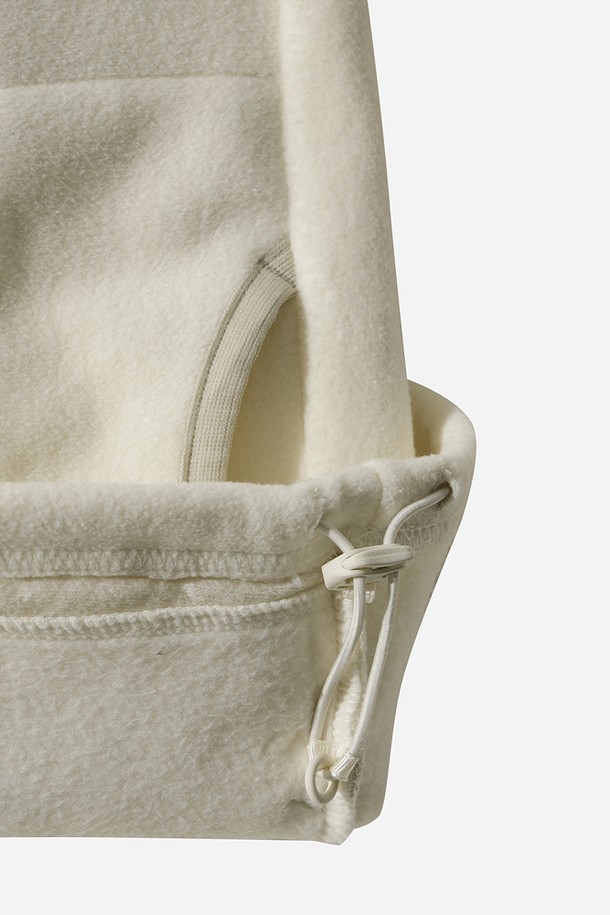 따뜻함이 감도는 여성용 히트레스트 플리스 집업 후드 아노락(IVORY)입니다. 부드러운 플리스 소재로 제작되어 포근한 착용감을 선사하며, 가을과 겨울철에 적합합니다. 루즈핏 크롭 기장으로 캐주얼하고 스포티한 스타일을 연출하며, 집업과 후드 디자인으로 실용성을 더했습니다. 무지 아이보리 컬러로 어떤 옷에도 쉽게 매치할 수 있으며, 일상, 산책, 여행 등 다양한 TPO에 활용할 수 있습니다. 보온 기능을 갖춘 두꺼운 두께감으로 따뜻하게 몸을 감싸줍니다.
