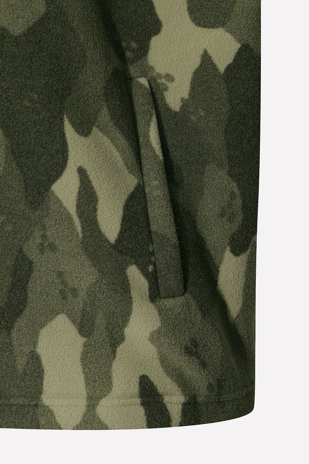 유니) 히트레스트 플리스 베이직 아노락(MULTI)은 일상과 스포츠 활동에 적합한 유니섹스 아노락입니다. 가을, 겨울 시즌에 따뜻함을 선사하는 두꺼운 두께의 플리스 소재로 제작되었으며, 부드러운 촉감이 특징입니다. 멀티 컬러의 카모 패턴과 레귤러핏 디자인이 스포티하면서도 캐주얼한 스타일을 연출합니다. 히트레스트 기능성으로 보온성을 높였으며, 긴 소매와 집업 여밈 방식으로 편안하게 착용할 수 있습니다. 등산, 캠핑, 러닝 시 고프코어 스타일을 완성해보세요.
